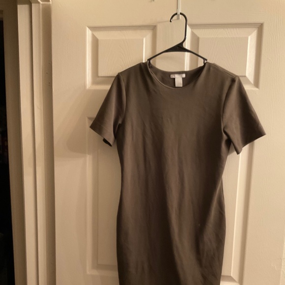 A dress - Picture 2 of 4